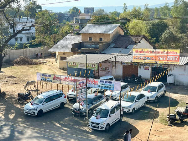 Street scene with parked cars and a building with signs in a foreign language.