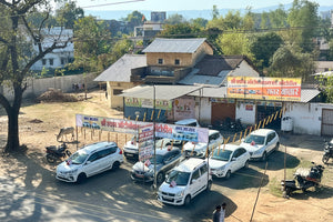 Street scene with parked cars and a building with signs in a foreign language.