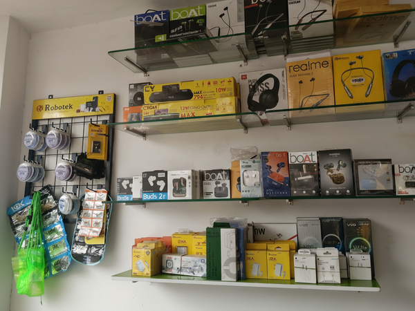 GPM Mobile shop display – boAt, Realme, JBL earphones – square optimized