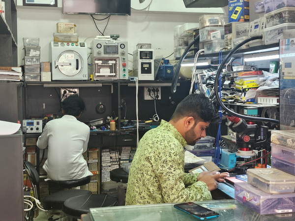 Usman Mobile Repairing – Gallery Image 1 (Enhanced)